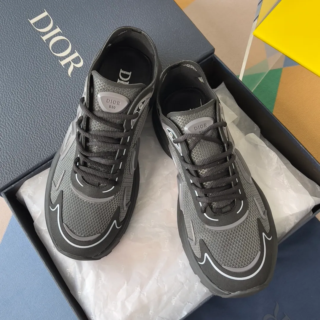 [DIOR] P: 560💰 Men's 39-44 (customized at 45.46) Dior Dior B30 series Countdown technology sneakers casual dad shoes This B30 Countdown technology sneaker is a new product in the 2026 spring men's wear series. The sports silhouette combines high-end logos and technological performance, making it unique. Lightweight and comfortable, it's inspired by modern running and crafted from materials like white and gray N30 nylon, a breathable technical fabric with multiple layers of translucence. Decorated with navy blue injection molded rubber panels and a graphic reinterpretation of the CD30 logo to enhance the style. Rubber Dior B30 and CD30 logos on the tongue and backside. The textured-effect sole is made from elastic rubber and foam and features classic details for ideal comfort. Can be matched with sportswear and casual outfits to create a sophisticated look. Exquisite packaging at the delivery counter 🛍📦 ▪️Fabric: original customized technical fabric + mesh ▪️Inner lining: customized breathable lining ▪️Outsole: original molded IP foam + TPU outsole ▪️Insole thickness: 3.5CM